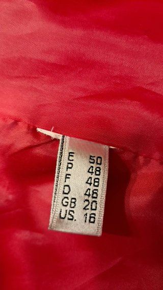 Parka rojo brillante con cinturón