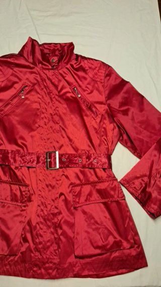 Parka rojo brillante con cinturón