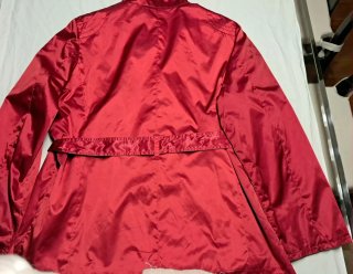 Parka rojo brillante con cinturón