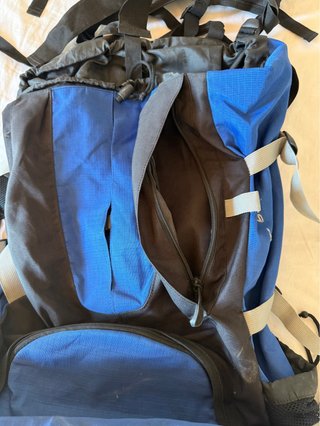 Mochila de senderismo azul y negra