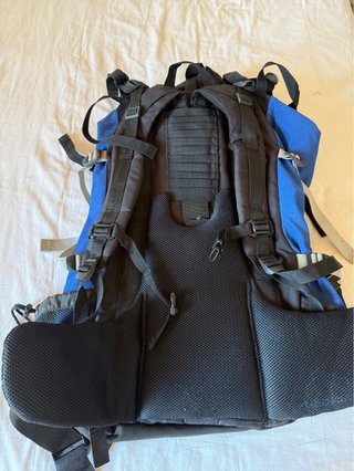 Mochila de senderismo azul y negra