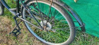 Bicicleta de paseo negra con cesta