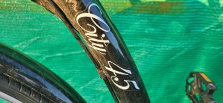 Bicicleta de paseo negra con cesta