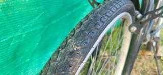 Bicicleta de paseo negra con cesta