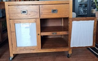Mueble auxiliar de madera maciza con ruedas