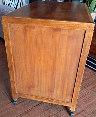Mueble auxiliar de madera maciza con ruedas