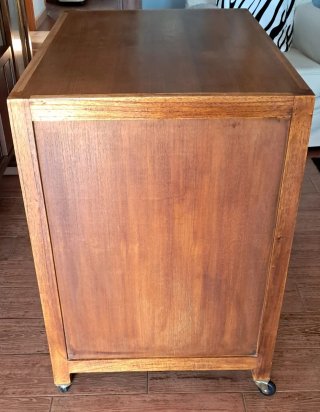 Mueble auxiliar de madera maciza con ruedas