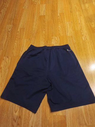 Pantalones cortos Adidas azul marino de niño.