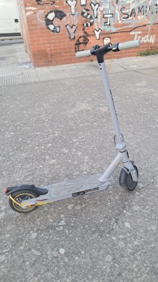 Patinete eléctrico gris. Se cambia por moto