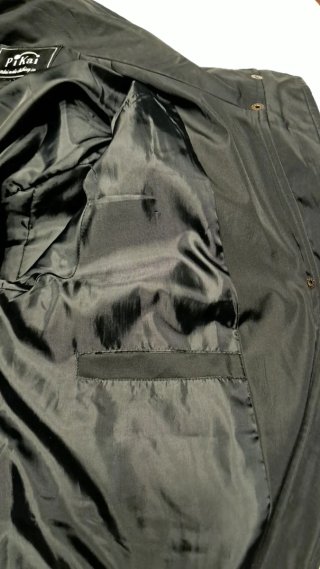 Parka negra con cintura ajustable