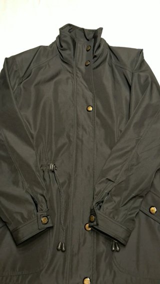 Parka negra con cintura ajustable