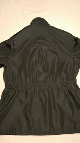 Parka negra con cintura ajustable