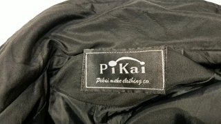 Parka negra con cintura ajustable