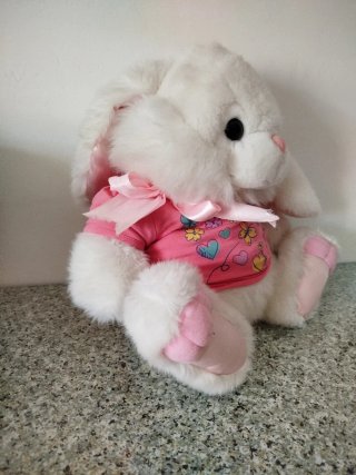 Peluche coniglio bianco con maglietta rosa