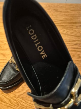 Mocasines de piel negros con hebilla dorada