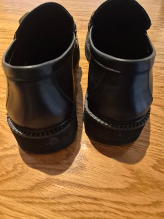 Mocasines de piel negros con hebilla dorada