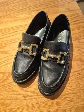 Mocasines de piel negros con hebilla dorada