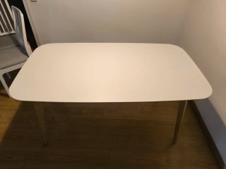 Mesa de comedor blanca de madera