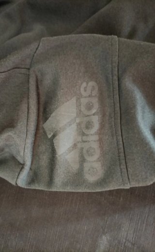 Chaqueta con capucha Adidas gris