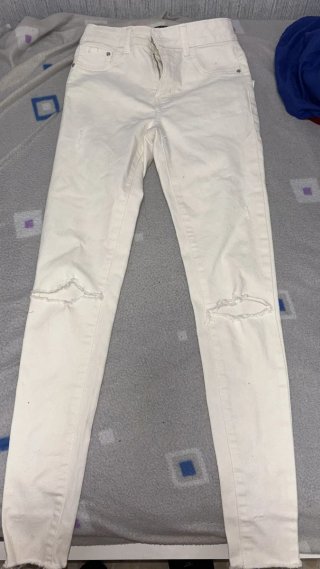 Pantalones vaqueros blancos rasgados