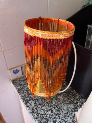 Lámpara estilo étnico dorada y naranja