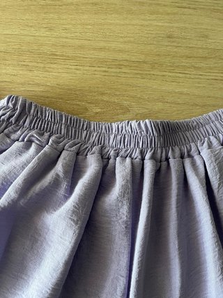 Pantalón holgado lila veraniego
