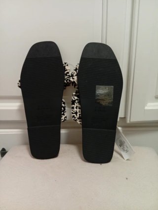 Sandalias negras y blancas de Primark