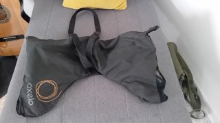 Patines en línea naranjas y negros, con bolsa