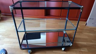 Mesa auxiliar y estantería, cristal y metal