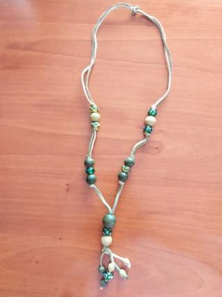 Collar de cuentas verde y beige