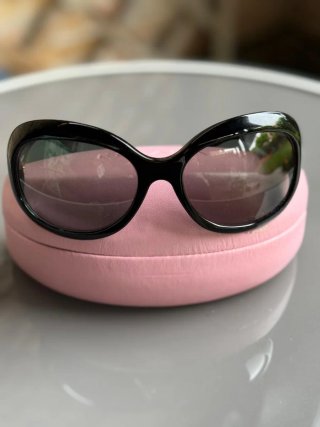 Gafas de sol Escada negras.