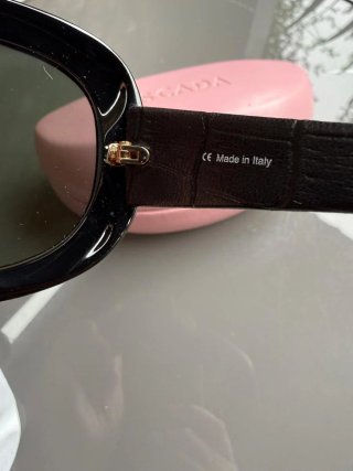 Gafas de sol Escada negras.