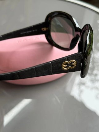 Gafas de sol Escada negras.