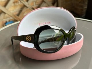 Gafas de sol Escada negras.