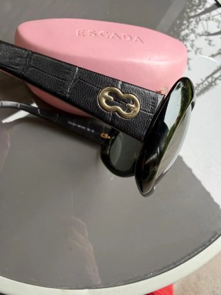 Gafas de sol Escada negras.