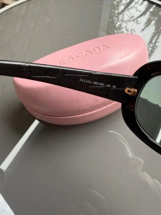 Gafas de sol Escada negras.