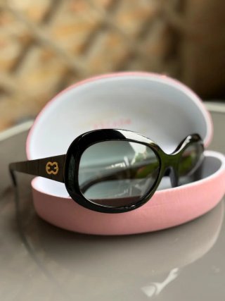 Gafas de sol Escada negras.