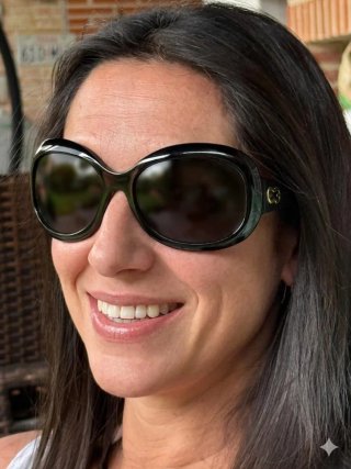 Gafas de sol Escada negras.