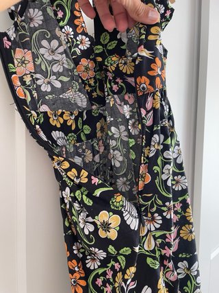Vestido estampado floral con mariposas