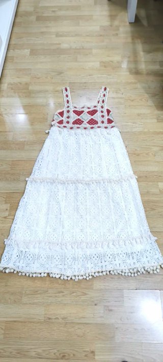 Vestido blanco y rojo con encaje