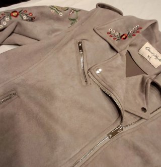 Cazadora gris bordada cremallera con cinturón bajo