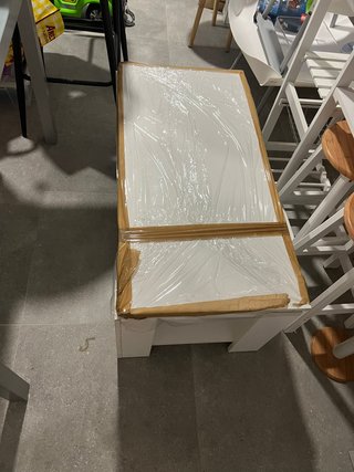 Mesa de comedor blanca y madera
