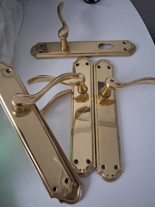 Manillas de latón para puertas