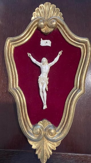 Cristo de tres clavos en marco dorado