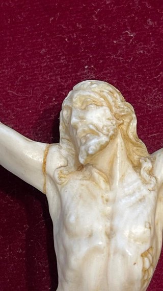 Cristo de tres clavos en marco dorado