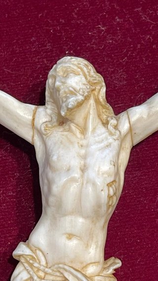 Cristo de tres clavos en marco dorado