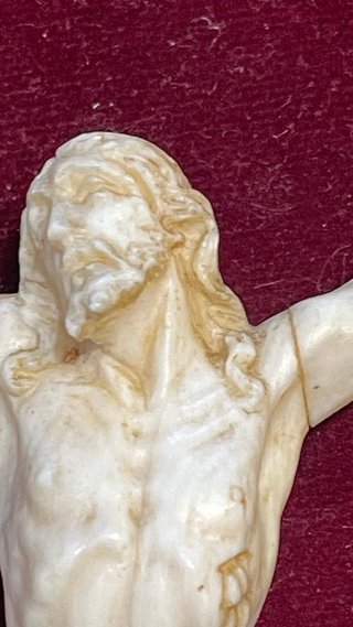 Cristo de tres clavos en marco dorado