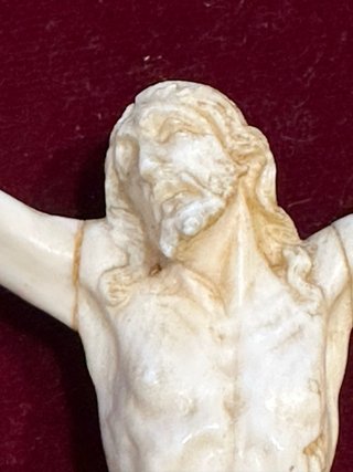 Cristo de tres clavos en marco dorado