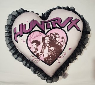 Cojín Corazón Huntrix K-Pop Demon Hunters – Nuevo