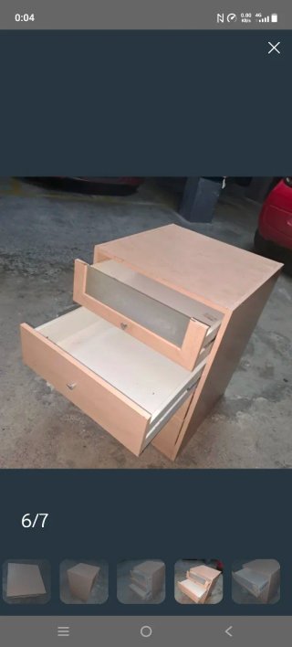 Cómoda cajonera de madera mediana